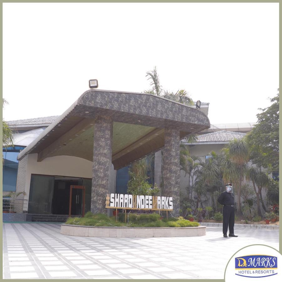 Dee Marks Airport &