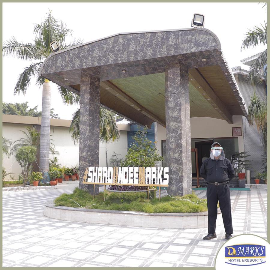Dee Marks Airport & 4*
