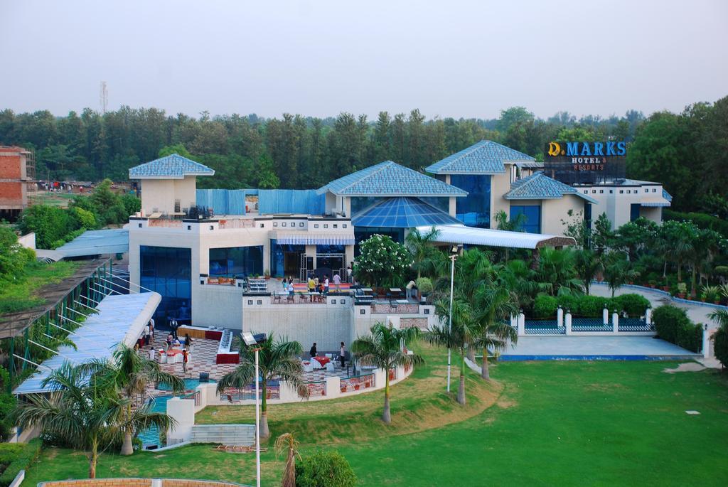 Dee Marks Airport & Hotel