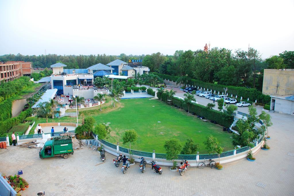 Dee Marks Airport & Hotel