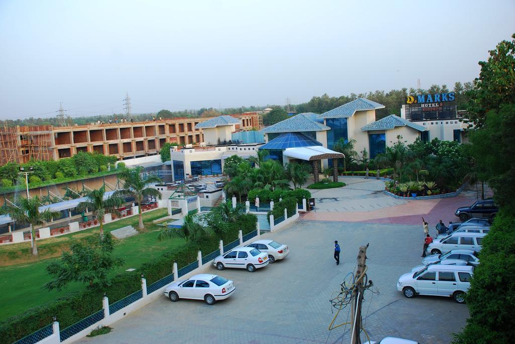 Hotel Dee Marks Airport &