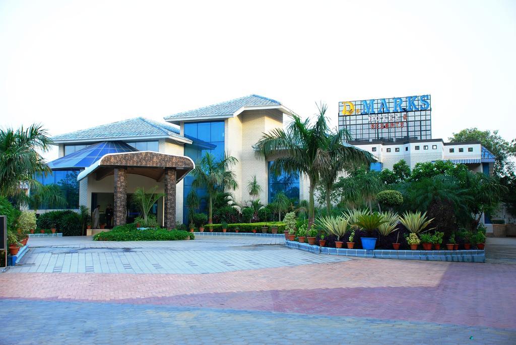 Dee Marks Airport & Hotel