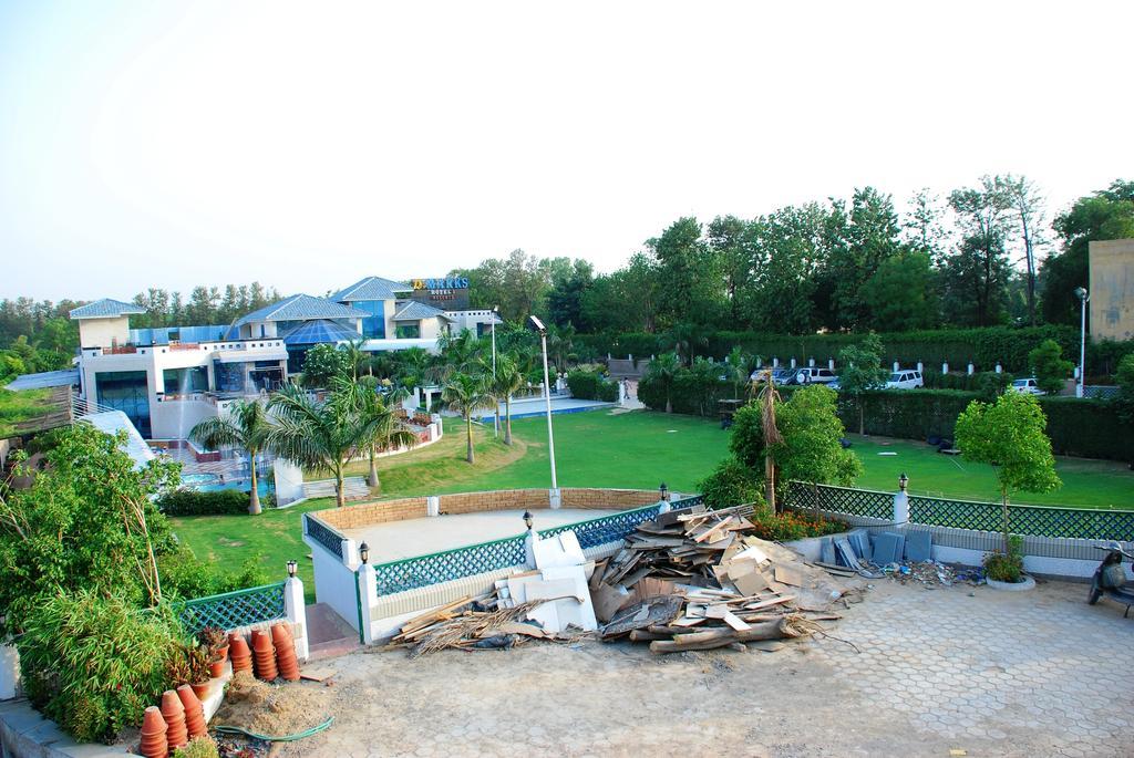 Dee Marks Airport & Hotel