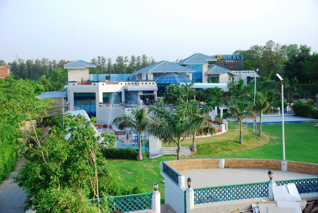 Hotel Dee Marks Airport &