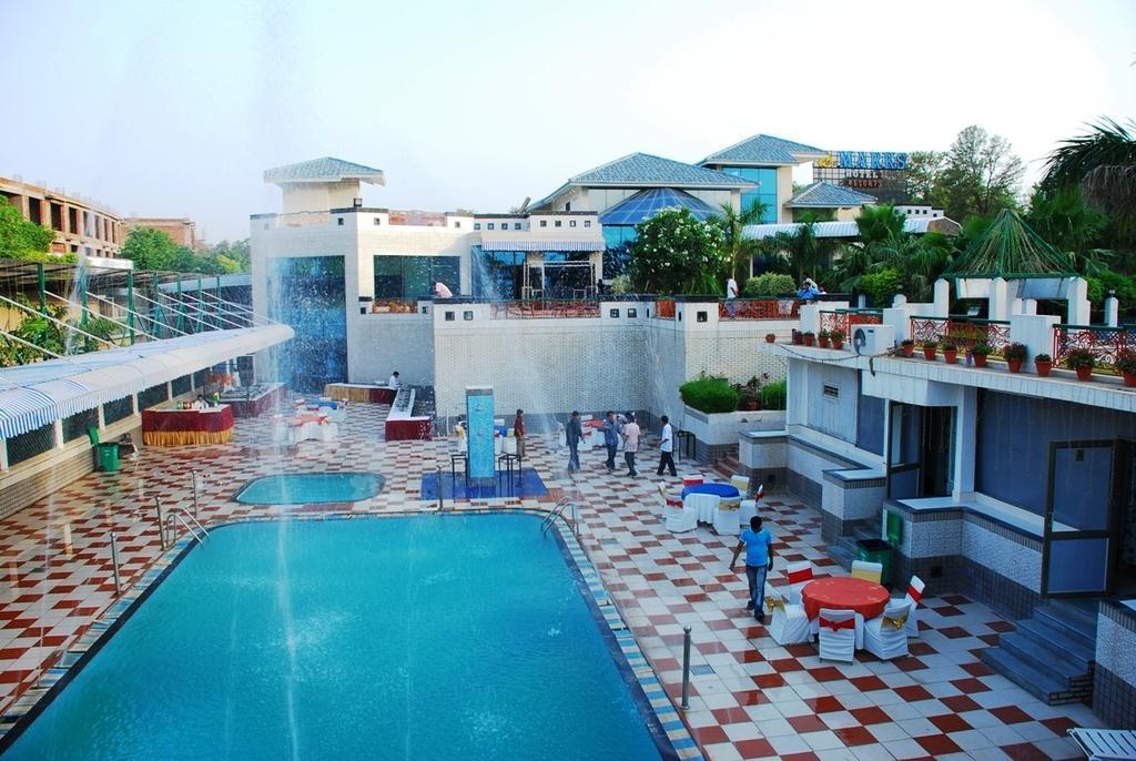 Hotel Dee Marks Airport & 4*