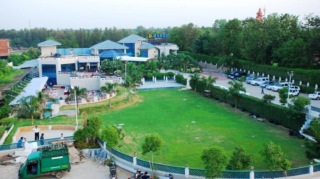 Dee Marks Airport & 4*