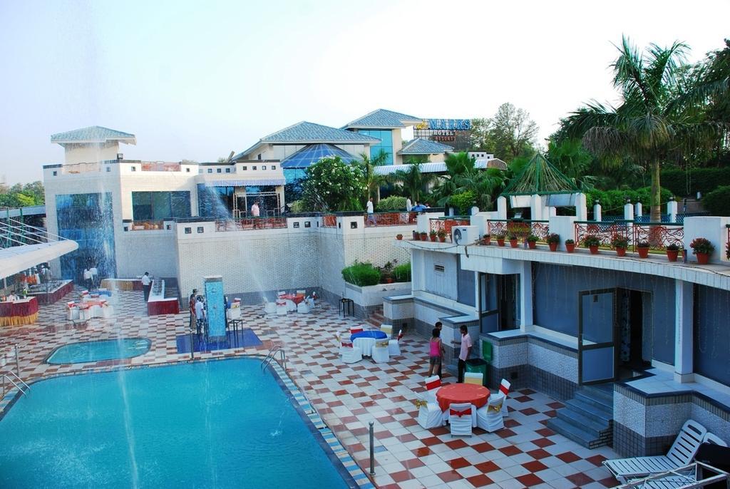 Hotel Dee Marks Airport &