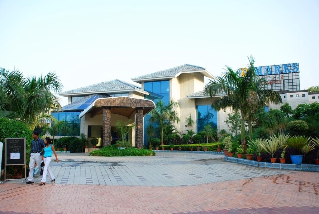Hotel Dee Marks Airport &