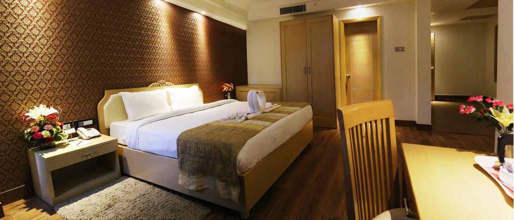 Hotel Dee Marks Airport &