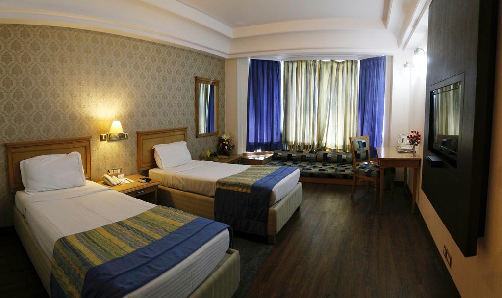 Hotel Dee Marks Airport &