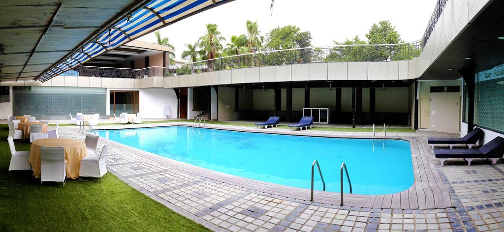Hotel Dee Marks Airport &