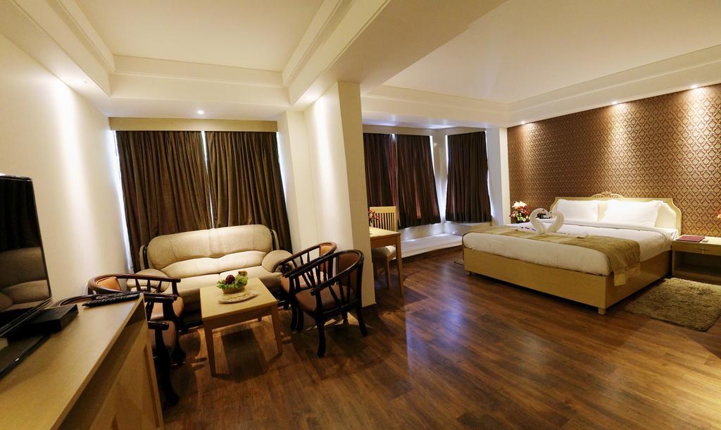 Hotel Dee Marks Airport &