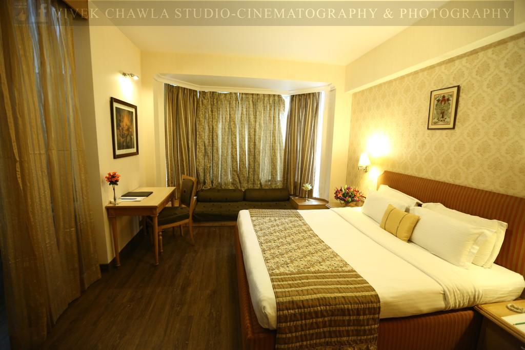Dee Marks Airport & Hotel