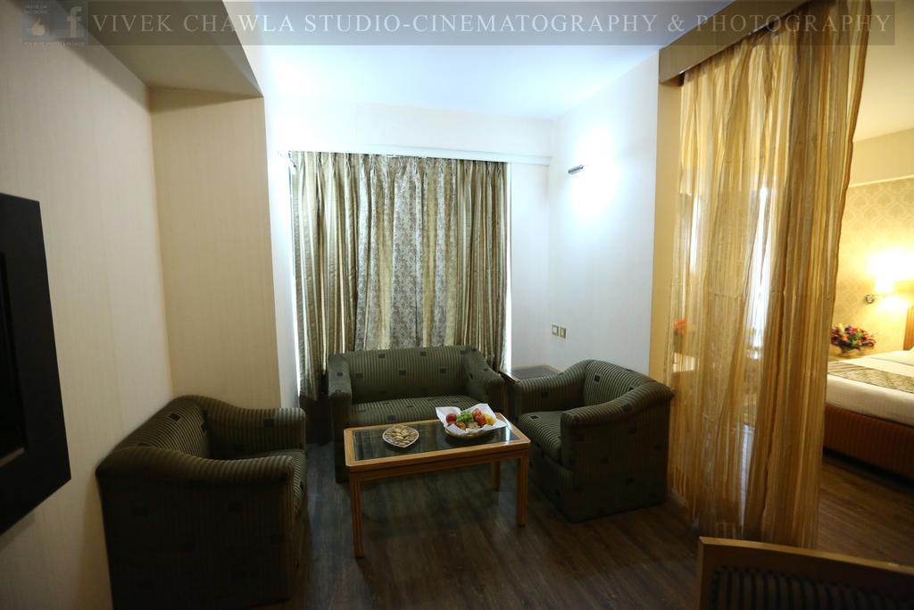 Dee Marks Airport & Hotel