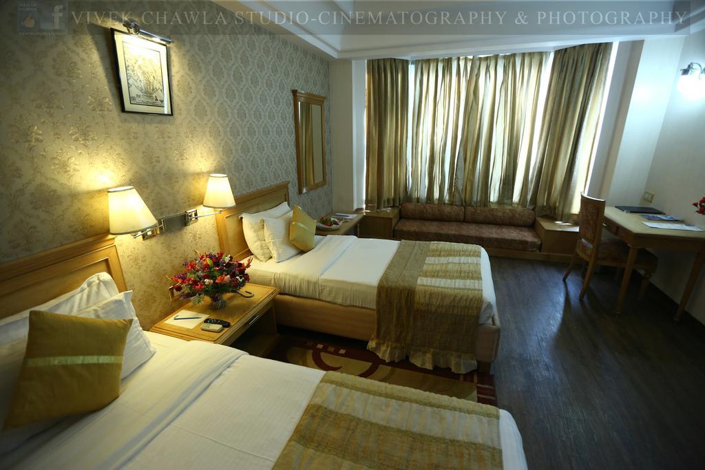 Dee Marks Airport & 4* New Delhi
