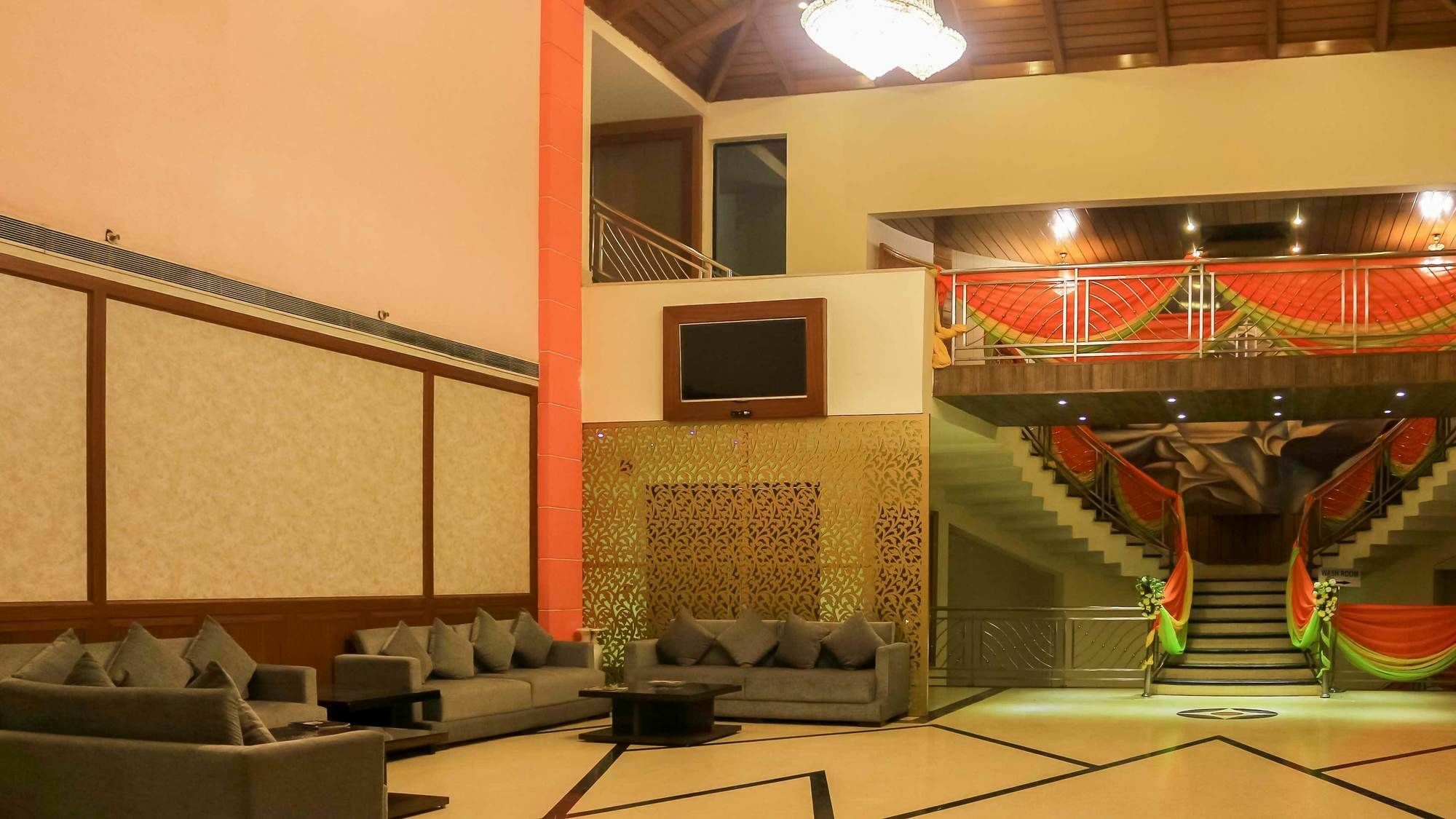 Dee Marks Airport & Hotel