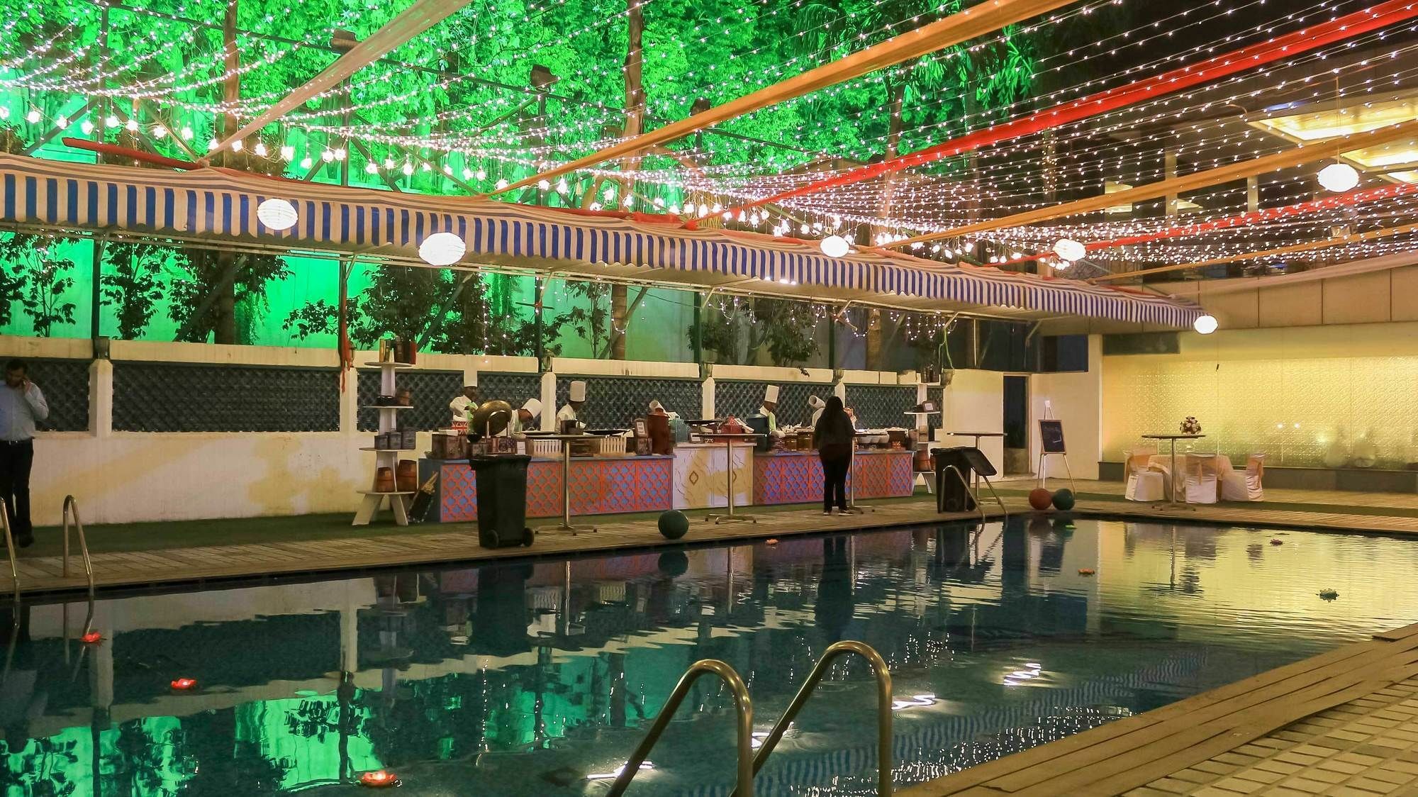 Hotel Dee Marks Airport &