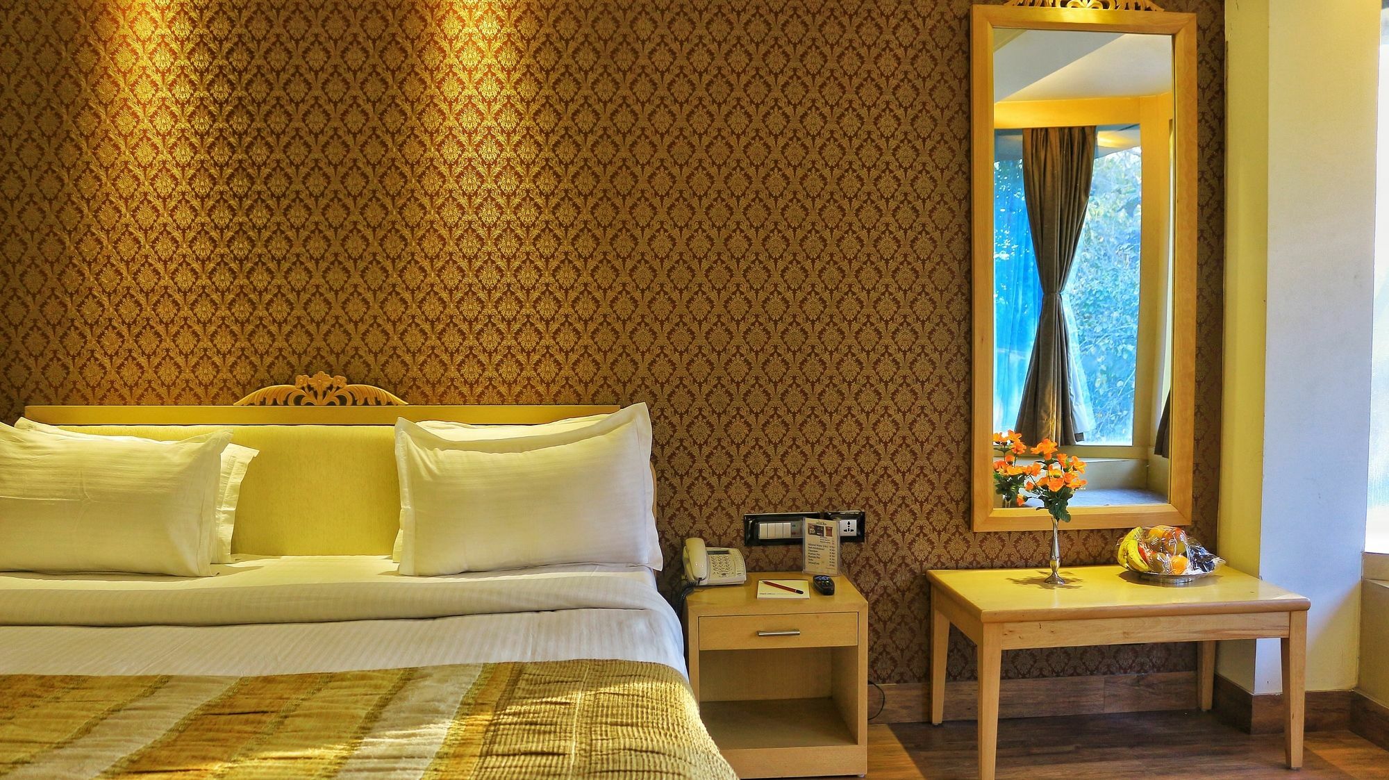 Hotel Dee Marks Airport &