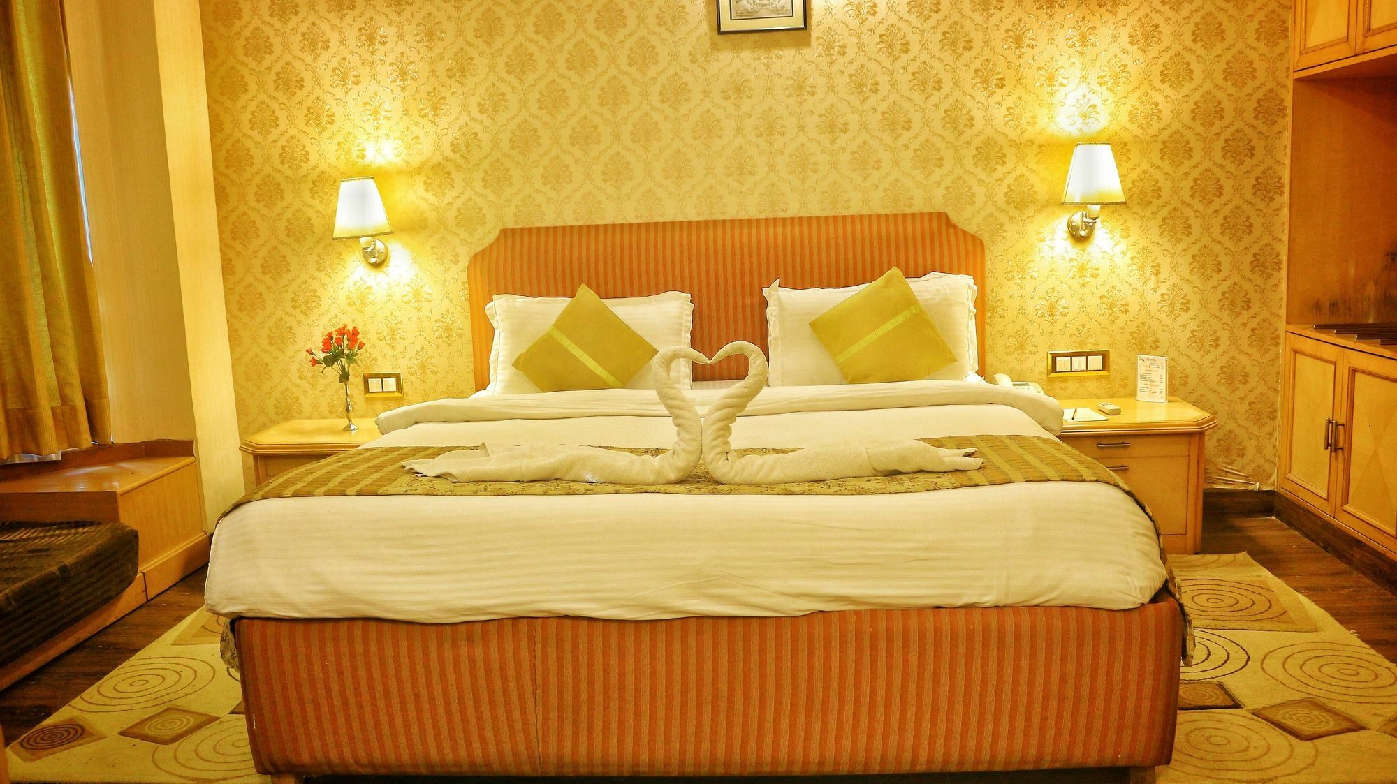 Hotel Dee Marks Airport &