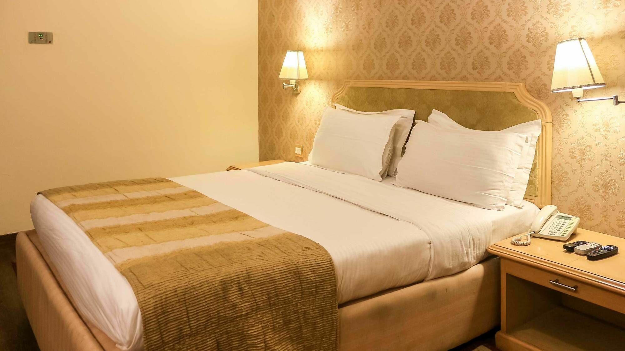 Hotel Dee Marks Airport & 4*