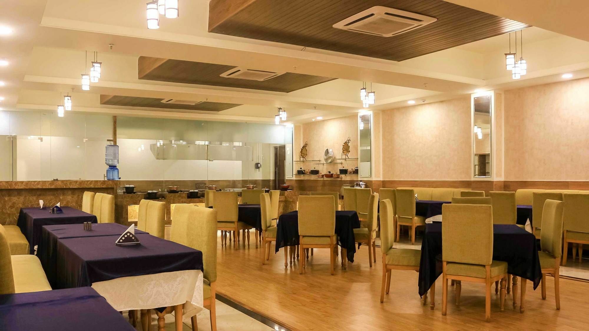 Dee Marks Airport & 4* New Delhi