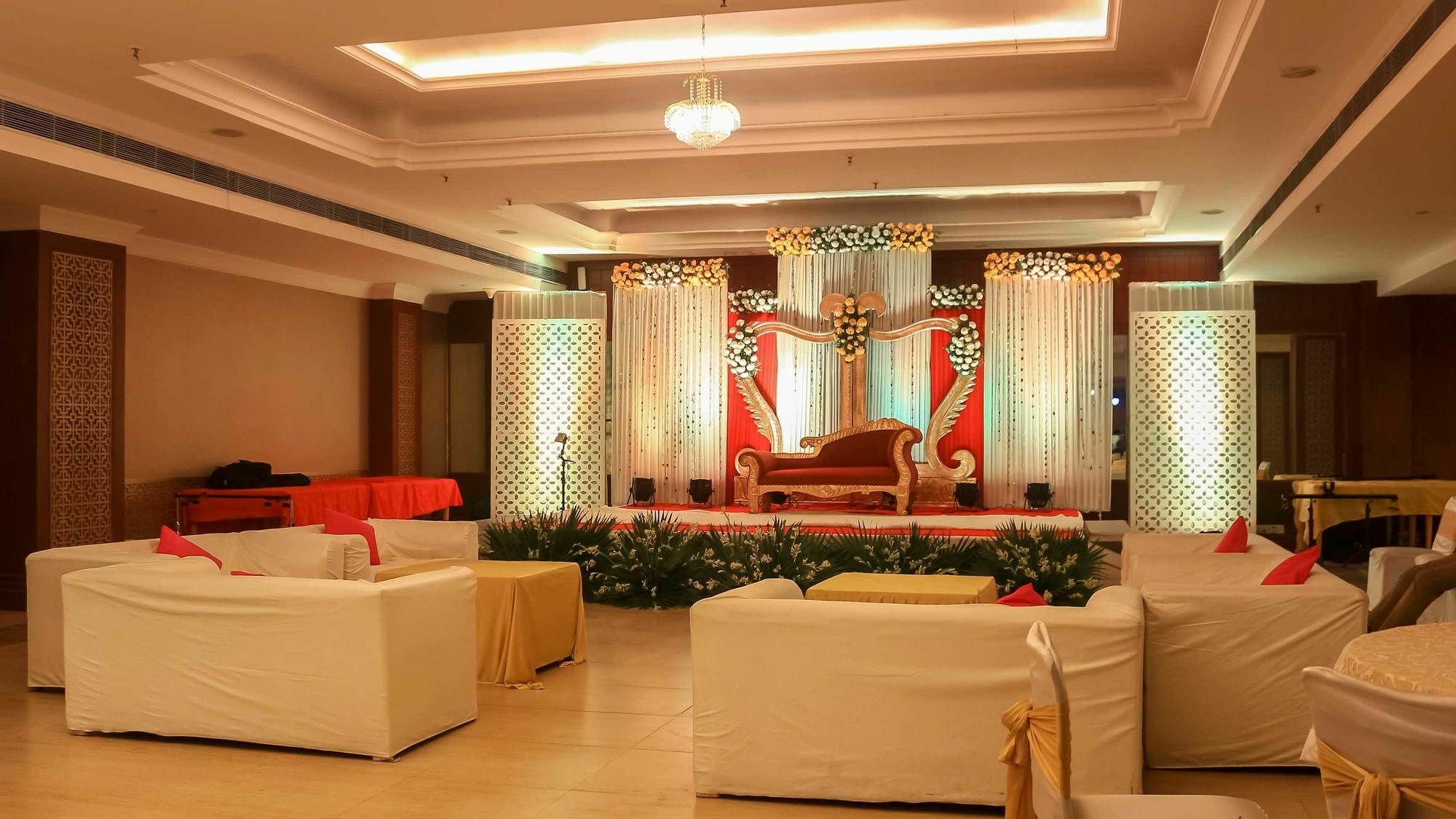 Hotel Dee Marks Airport &